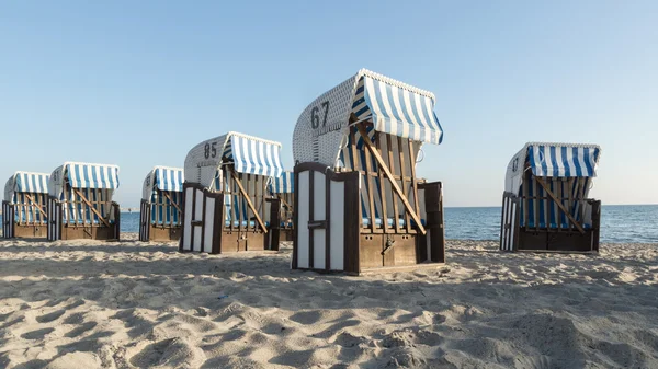 Çatılı hasır plaj sandalyesi — Stok fotoğraf
