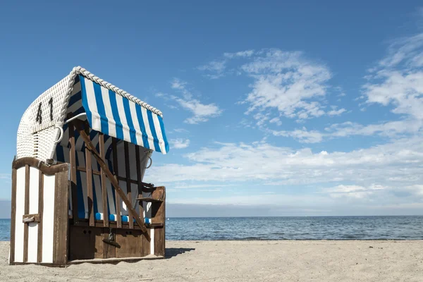 Overdekte rieten strandstoel — Stockfoto