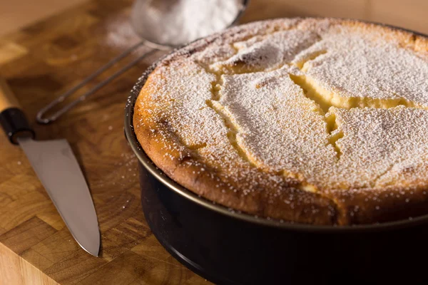 Torta di formaggio fresca con zucchero a velo — Foto Stock