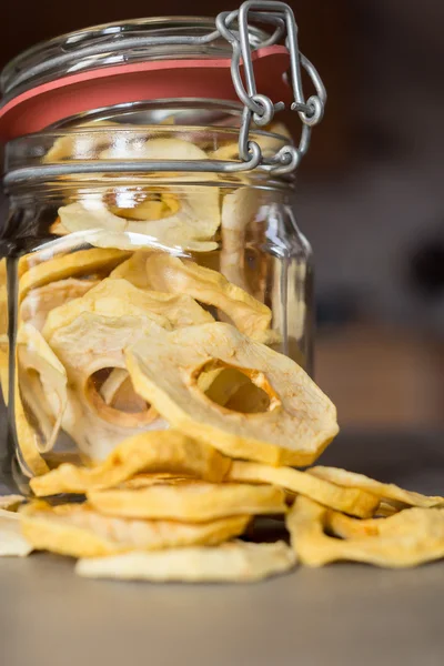 Gedroogde appel ringen in een pot — Stockfoto