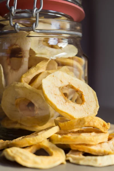 Gedroogde appel ringen in een pot — Stockfoto