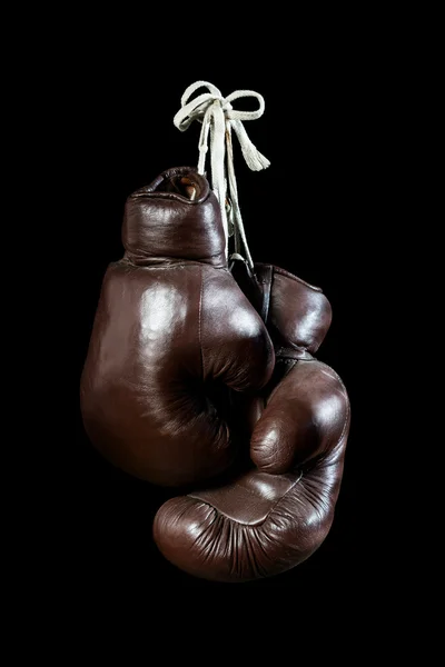 Старые боксерские перчатки, повешение — стоковое фото