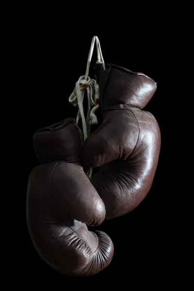 Vieux gants de boxe, suspendus, isolés sur fond noir — Photo