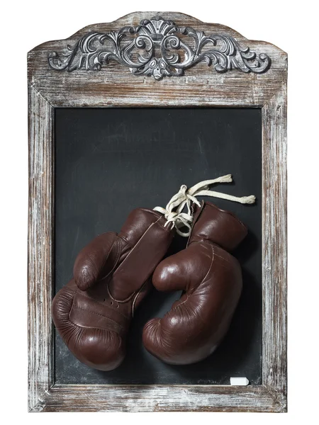 Старые боксерские перчатки на доске — стоковое фото