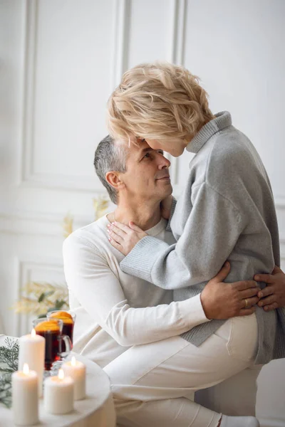 Ενήλικος Άνδρας Και Γυναίκα Που Αγκαλιάζονται Δίπλα Στρογγυλό Γιορτινό Τραπέζι — Φωτογραφία Αρχείου