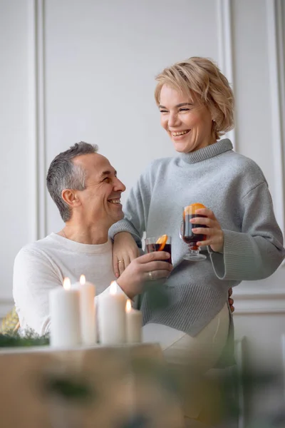 Yetişkin bir adam ve bir kadın, yuvarlak bir şenlik masasının yanında oturuyor.