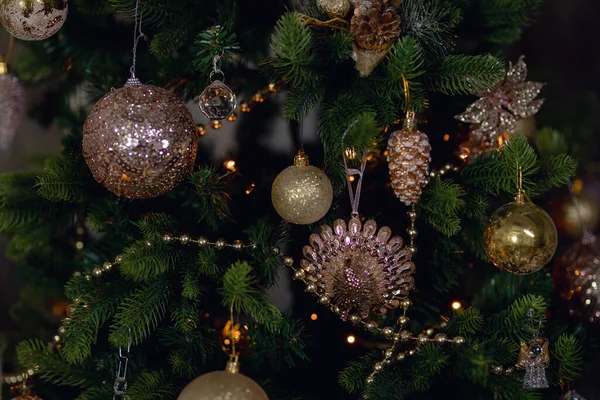 Nahaufnahme Grüner Weihnachtsbaum Mit Spielzeug — Stockfoto