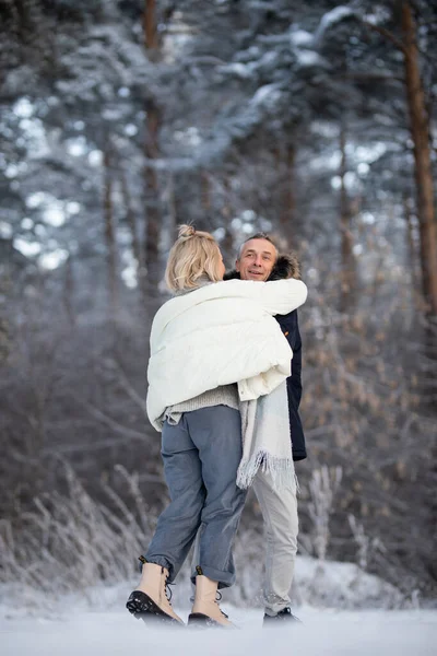 Adult Man Woman Hugging Street Winter — Stock Photo, Image