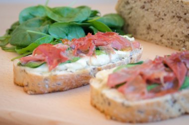 ekmek prosciutto ve keçi peyniri