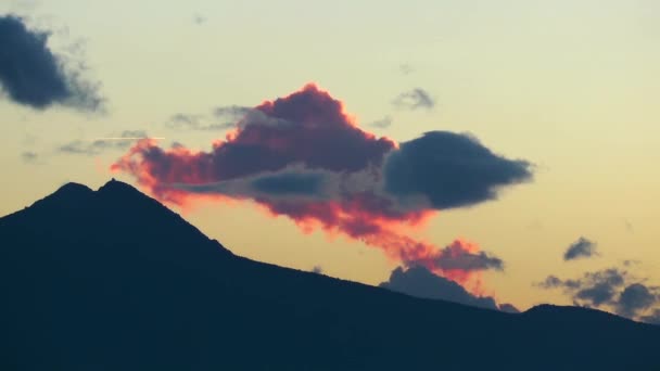 Nubes y la montaña — Vídeo de stock