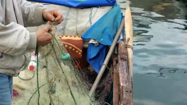 Fiskare reparationer fisknät — Stockvideo