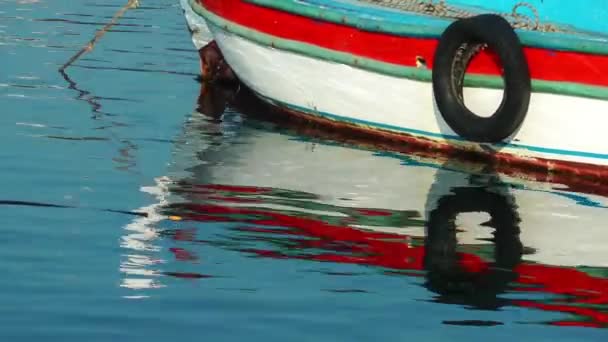 Reflexión del barco sobre el agua — Vídeos de Stock