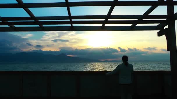 Hombre cerca del mar — Vídeos de Stock
