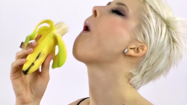 Blond kobieta zjada banana — Wideo stockowe