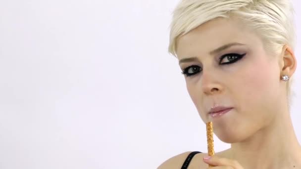 Blond kvinna äter cracker — Stockvideo