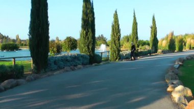 sarışın bir kadın parkta