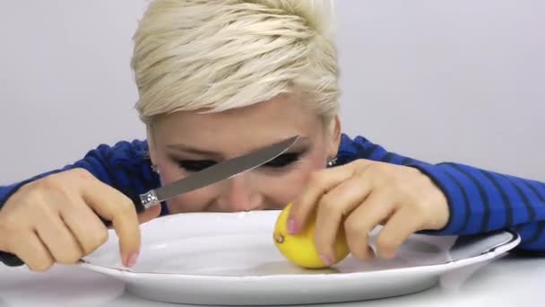 Donna bionda mangia limone — Video Stock