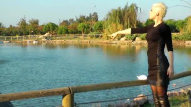 sarışın bir kadın parkta