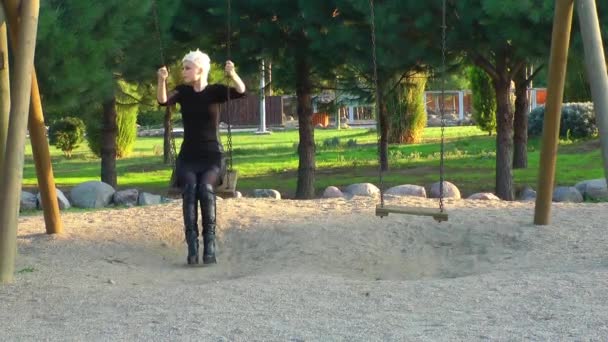 Blonde Frau im Park — Stockvideo