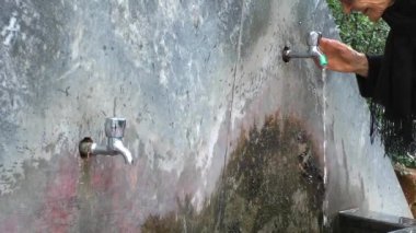 yaşlı kadın içme suyu eski Fountain