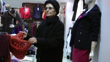 yaşlı kadın alışveriş
