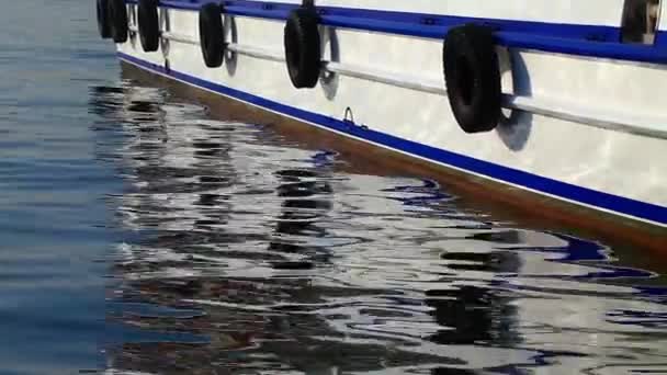 Boot reflectie op het water — Stockvideo