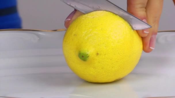 Резка лимона — стоковое видео