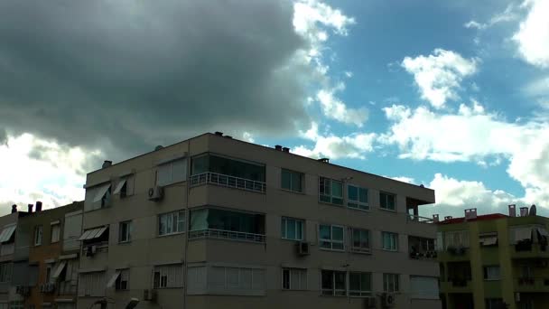 Wolken op de huizen time-lapse — Stockvideo