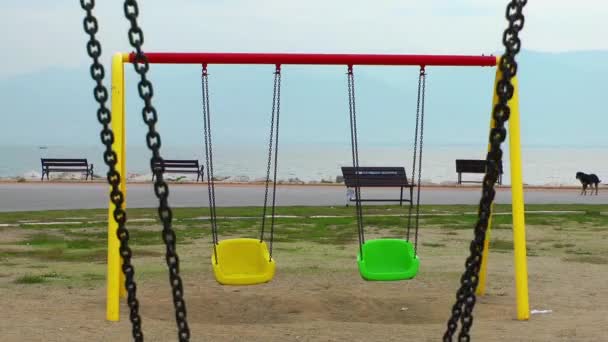 Гойдалки на дитячому майданчику — стокове відео