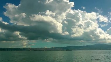 tekne, bulutlar ve deniz