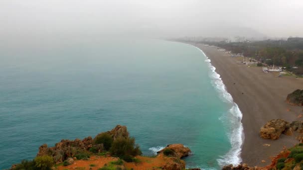 La costa y el pueblo — Vídeo de stock