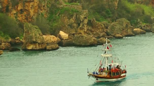 Tekne, bulutlar ve deniz — Stok video