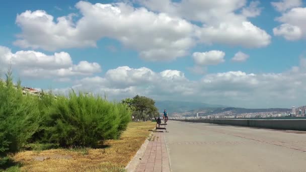 靠近海边的一辆自行车的人 — 图库视频影像