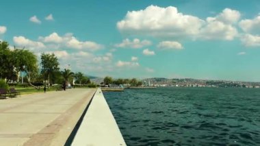 Seaside bulutlar ve insanların zaman atlamalı