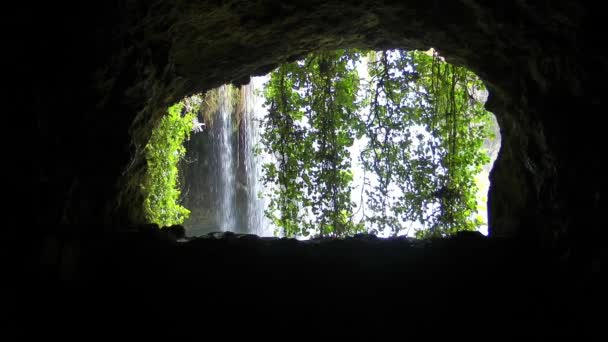 Cachoeira de dentro da caverna — Vídeo de Stock