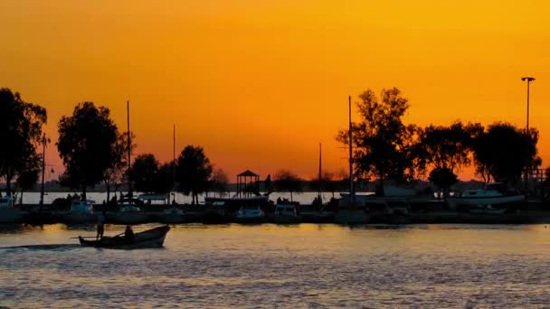 Boot fährt bei Sonnenuntergang ins Dock ein — Stockvideo