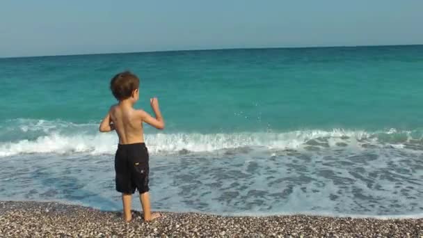 Ребенок у пляжа — стоковое видео