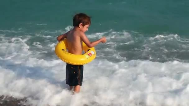 Ребенок у пляжа — стоковое видео