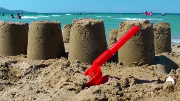 Замок из песка у моря — стоковое видео