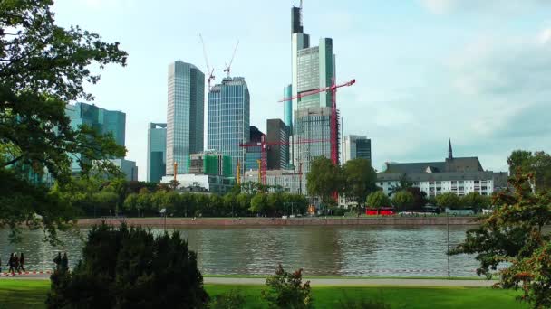 Grote gebouwen in de buurt van de rivier — Stockvideo