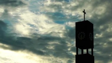 Kilise ve bulutlar zaman atlamalı