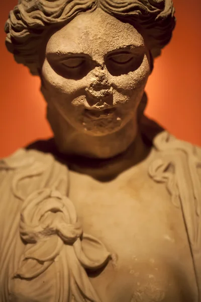 Statue du visage et du corps en marbre grec antique — Photo