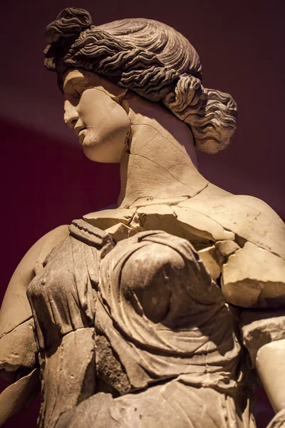 Antiga estátua grega de mármore rosto e corpo — Fotografia de Stock