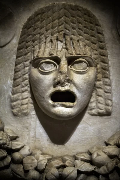 Estatua del cuerpo y la cara de mármol griego antiguo — Foto de Stock