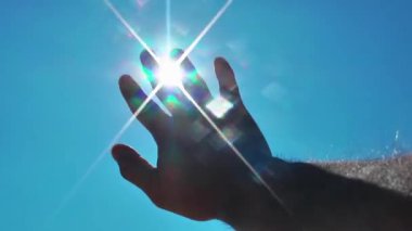 Güneş ve erkek eller