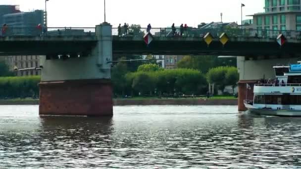 Лодка и мост на реке — стоковое видео