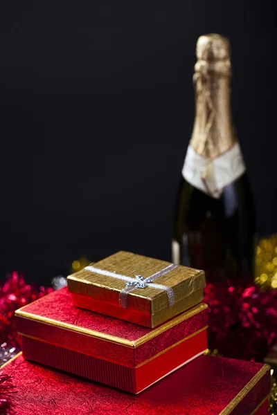 Hediye kutusu ve şampanya — Stok fotoğraf