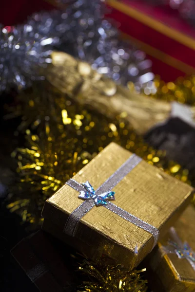 Geschenkbox und Champagner — Stockfoto