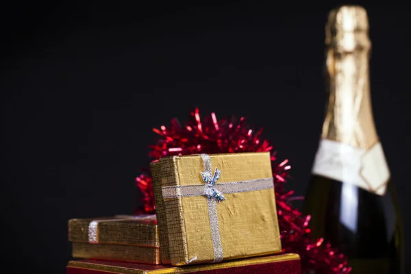 Presentförpackning och champagne — Stockfoto