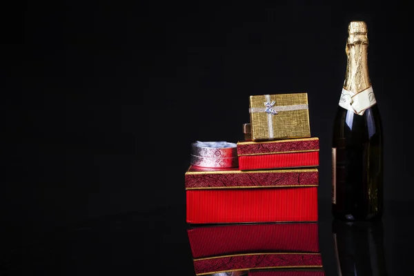 Caja de regalo y champán —  Fotos de Stock